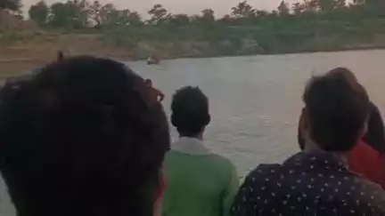कैंपियरगंज: कैंपियरगंज इलाके में राप्ती नदी में नहाते समय मिरहिरिया गांव की चार किशोरियां डूब गईं, 1 को ग्रामीणों ने बचाया