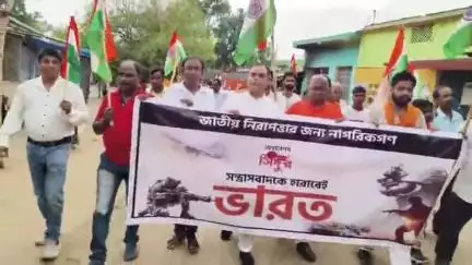 গড়বেতা ১: বীর সৈনিকদের কৃতজ্ঞতা জানাতে রসকুন্ডু এলাকায় তিরঙ্গা যাত্রা নাগরিক মঞ্চের