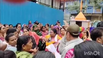 धमधा: 2 महीने से वेतन नहीं मिलने पर सफाई कर्मचारियों ने दुर्ग निगम परिसर का किया घेराव #jansamasya