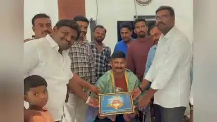 తాడిపత్రి: తాడిపత్రి మండలం పులి పొద్దుటూరు గ్రామానికి చెందిన ఆర్మీ జవాన్ రమాకాంత్ రెడ్డిని సన్మానించిన పలువురు జర్నలిస్టులు