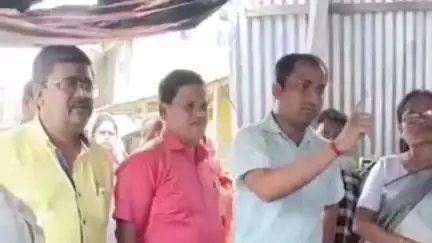 কুমারগঞ্জ: পি ডব্লিউ ডি-র জমিতে অবৈধ দোকান তুলে স্থানীয় মানুষদের যাতায়াতের পথ আটক, অভিযোগ পেয়ে তদন্তে প্রশাসন