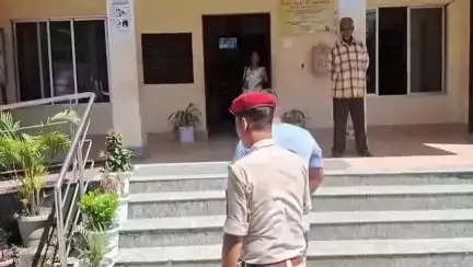 উত্তৰ লক্ষীমপুৰ: ভাইমন দা ছবি ফেচবুকত লাইভ দি আৰক্ষীৰ আলহী নাওবৈচাৰ যুৱক, নগৰৰ সদৰ থানাত এজাহাৰ দাখিল যুৱক জনৰ বিৰুদ্ধে সচেতন যুৱকৰ