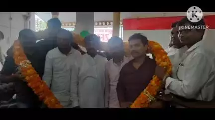 फूलपुर: फूलपुर स्थित एक सामाजिक संस्थान के चेयरमैन जीशान अहमद के आगमन पर लोगों ने किया स्वागत समारोह का आयोजन
