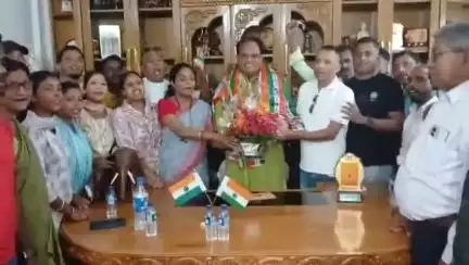 ধূপগুড়ি: লক্ষিপাড়া চাবাগানের বাসভবনে গিয়ে প্রাক্তন কেন্দ্রীয় মন্ত্রী জনবারলাকে সম্বর্ধনা জানালো মাটিয়ালি ব্লক তৃণমূল কংগ্রেস