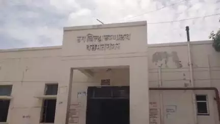 बसमत: उपजिल्हा रुग्णालयात सुरक्षारक्षकाला मारहाण शहर पोलिसात एकातरुणा विरुद्ध अदखलपत्र गुन्हा