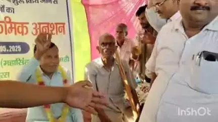 सिकंदराराऊ: नगला मैया में चकबंदी रुकवाने के लिए चल रहे ग्रामीणों के क्रमिक अनशन को एसडीएम सिकंदरा राऊ ने कराया खत्म