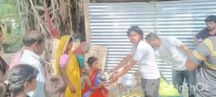 दलसिंहसराय: दलसिंहसराय में अग्नि पीड़ित परिवार को श्री राजेंद्र प्रसाद ट्रस्ट ने राशन सामग्री देकर मदद की