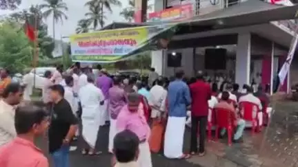 വെള്ളരിക്കുണ്ട്: കർഷക സ്വരാജ് സത്യാഗ്രഹത്തിന് മുന്നോടിയായി ടൗണിൽ 48 മണിക്കൂർ ഉപവാസ സത്യാഗ്രഹം ആരംഭിച്ചു