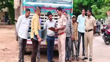 ಹೊಸಪೇಟೆ: ನಗರದ ಗ್ರಾಮೀಣ ಪೊಲೀಸ್ ಠಾಣೆಯ ಪೊಲೀಸರ ಕಾರ್ಯಾಚರಣೆ,ಅಕ್ರಮವಾಗಿ ಸಾಧಿಸುತ್ತಿದ್ದ ಲಕ್ಷಾಂತರ ಮೌಲ್ಯದ ಪಡಿತರ ಅಕ್ಕಿ ವಶ