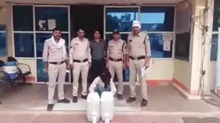 करेरा: करैरा थाना पुलिस ने 60 लीटर अवैध कच्ची शराब के साथ एक आरोपी को ग्राम दावर भाट से किया गिरफ्तार