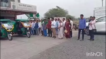 સોનગઢ: તાલુકાના ગુણસદા રોડ નજીક આવેલ મંત્રી કાર્યલય ખાતેથી ઈ-રિક્ષાને મંત્રી કુંવરજી હળપતિના હસ્તે લીલી ઝંડી અપાઈ