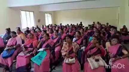 कुंडहित: प्रखंड सह अंचल सभागार में समर अभियान के तहत सेविकाओं को दिया गया एक दिवसीय प्रशिक्षण