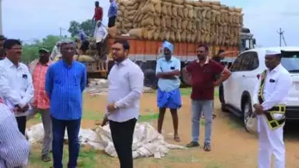 జాజిరెడ్డి గూడెం: జాజిరెడ్డిగూడెం ఐకేపీ కొనుగోలు కేంద్రం, తిమ్మాపురం ఐకేపీ కొనుగోలు కేంద్రాలను పరిశీలించిన జిల్లా కలెక్టర్ తేజస్
