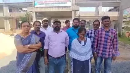 నిబంధనలకు విరుద్ధంగా కాంట్రాక్ట్ అధ్యాపకులను ఇబ్బంది పెడుతున్నారని నరసరావుపేటలో జేఎన్టీయూ అధ్యాపకుల ఆందోళన