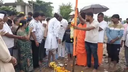 ಇಳಕಲ್‌: ಪಟ್ಟಣದಲ್ಲಿ ಅತಿರುದ್ರಯಾಗಕ್ಕೆ ಧ್ವಜಸ್ತಂಭ ನೆಟ್ಟ ನಾಗಾಸಾಧು