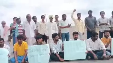 సదాశివనగర్: సదాశినగర్ మండల కేంద్రంలోని ఫ్యాక్టరీ ఎదుట ఆందోళన చేపట్టిన జనగామ గ్రామానికి చెందిన రైతులు