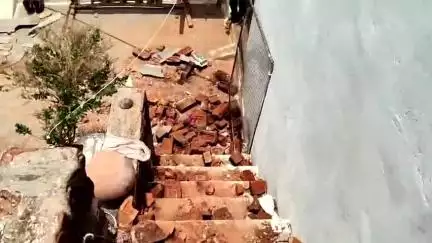 नरवर: ग्राम श्यामपुर काली पहाड़ी में आंधी-तूफान और आकाशीय बिजली गिरने से मकान हुए क्षतिग्रस्त व जले उपकरण, लाखों का हुआ नुकसान