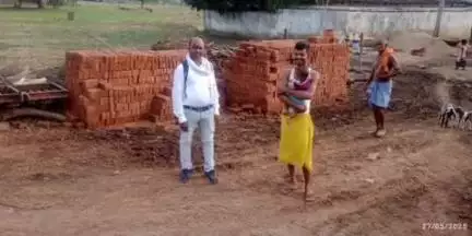 चिनिया: चिनियां में आवास निर्माण में लापरवाही पर होगी कार्रवाई, खुरी पंचायत में पंचायत सचिव व मुखिया प्रतिनिधि ने किया निरीक्षण
