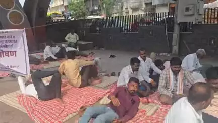 वैजापूर: कांदा फसवणूक प्रकरणात सुरू उपोषणाला शेतकऱ्यांचा पाठिंबा,बाजार समितीने पैसे द्यावे शेतकऱ्यांचे विधान #Jansamasya