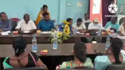 खरसावां: खरसावां में प्रखंड स्तरीय पंचायत समिति की बैठक में योजनाओं की समीक्षा की गई