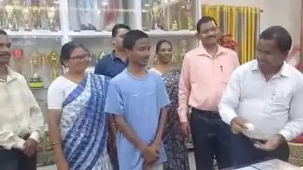 बिशुनपुर: मैट्रिक परीक्षा में बिशुनपुर प्रखंड की खुशबू कुमारी 94.7% अंक के साथ बनीं टॉपर