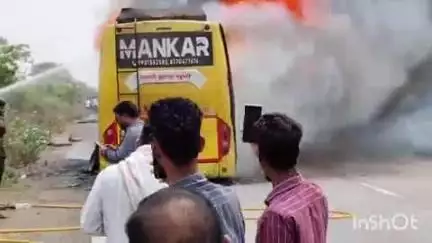जामनेर: पिंपळगाव गोलाईत गावाजवळ चालत्या खाजगी लक्झरी बसणे पेट घेऊन भीषण आग,प्रवासी व चालक यांच्यामुळेसुदैवाने मोठी दुर्घटना टळली