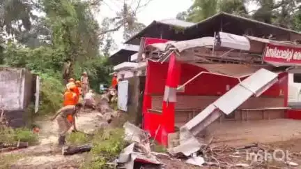മൂവാറ്റുപുഴ: കൂത്താട്ടുകുളം സബ് രജിസ്ട്രാർ ഓഫീസിലെ മരം ഒടിഞ്ഞുവീണ് നഗരസഭ ബസ് വെയിറ്റിങ് ഷെഡ് തകർന്നു