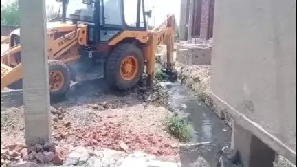 टांटोटी: कलेक्टर के निर्देश पर पालिका कर्मचारियों ने विजयनगर शहर के नालों की सफाई की, मानसून की तैयारियों को लेकर बैठक भी की