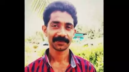 മാനന്തവാടി: വാളാട് ടൗണിൽ വാഹനത്തിൽ നിന്ന് മരക്കഷണം ഇറക്കുന്നതിനിടെ ദേഹത്ത് വീണ് യുവാവ് മരിച്ചു