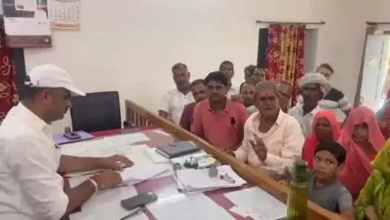 झाडोल: लुणावतों का खेड़ा के ग्रामीणों ने SDM व तहसीलदार झाड़ोल से पटवारी को हटाने की मांग की, गलत जानकारी देने का आरोप