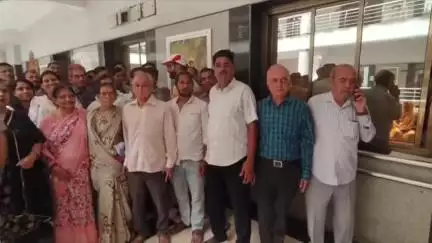कनाड़िया: सीतलामाता बाजार के भंडारी मार्किट के दुकानदार जनसुनवाई में, दुकान मालिक पर जबरदस्ती दुकान खाली कराने का आरोप