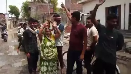 खजनी: कुरी बाजार में बाइक से जा रही महिला सड़क पर बने गड्ढे में गिरकर घायल, स्थानीय लोगों ने सड़क पर किया प्रदर्शन
#jansamasya