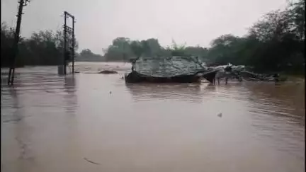 बदनापूर: बाजार वाहेगाव येथे जोरदार अवकाळी पाऊस, पावसाचे पुराचे पाणी शिरले गावात,जनजीवन विस्कळीत