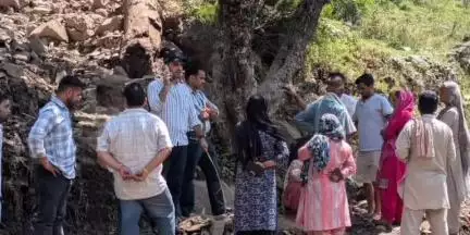 भटियात: युवा कांग्रेस जिला अध्यक्ष सुनाभ सिंह पठानिया ने जतूण गांव में हुए नुकसान का लिया जायजा