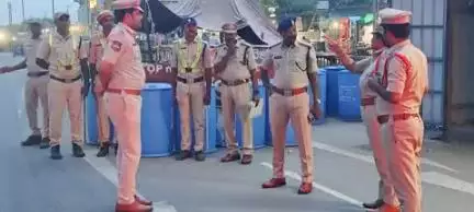 జిల్లాలో 6 చెక్ పోస్ట్ లు ఏర్పాటు, 
రామాపురం వద్ద తెలంగాణ ఆంధ్ర అంతరాష్ట్ర సరిహద్దు చెక్ పోస్ట్ ను తనిఖీ చేసి, తనిఖీలు పకడ్బందీగా చేయాలని ప్రతి వాహనాన్ని క్షుణ్ణంగా తనిఖీ చేయాలని, ఎలాంటి అక్రమ రవాణా జరగవద్దు అని సిబ్బందిని ఎస్పి ఆదేశించారు.