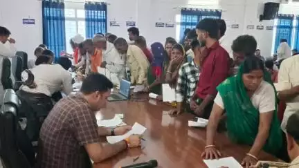 खुजनेर: राजगढ़ कलेक्ट्रेट कार्यालय में अपर कलेक्टर ने जनसुनवाई में 95 आवेदकों की समस्या सुनी