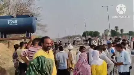 लवाण: दौसा-कौथून राष्ट्रीय राजमार्ग पर खेड़ला के समीप चलती हुई कार अचानक पलटी, चालक व कार सवार युवक निकलकर भागे