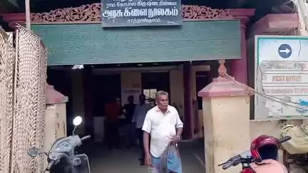சாத்தான்குளம்: காமராஜர் சிலை அருகே நூலகத்திற்குள் புகுந்து வாலிபருக்கு சரமாரி வெட்டு அலறி அடித்து ஓடிய வாசகர்கள் போலீசார் விசாரணை