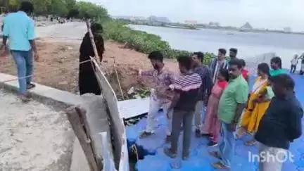 மதுரை கிழக்கு: யூட்டியூபர்ஸ் வீடியோவால் சுற்றுலாத்தலமாக மாறிய சுந்தரம் பார்க்- பாதுகாப்பின்றி தண்ணீர் மிதக்கும் பாலத்தில் குழந்தைகளுடன் குவியும் மக்கள்