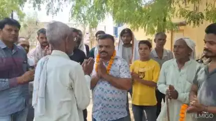 सुजानगढ़: सुजानगढ़ में सांसी बस्ती के लोगों ने जोधपुर डिस्कॉम के अधिकारियों का किया सम्मान