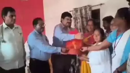 వలిగొండ: సుంకిశాలలో నిర్వహించిన అమ్మకు భరోసా కార్యక్రమంలో పాల్గొని ప్రభుత్వం అందజేసే కిట్లను గర్భిణీలకు అందజేసిన జిల్లా కలెక్టర్