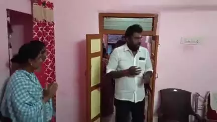 கோவில்பட்டி: தாமஸ் நகர் பகுதியில் உயிரிழந்த ஓட்டுநர் இல்லத்திற்கு சென்று நிதி உதவி வழங்கிய மேக்சி கேப் ஓட்டுநர்கள் சங்கம்