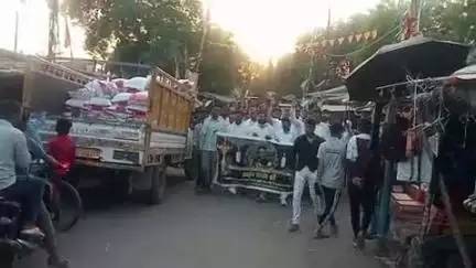 दुर्गावती: दुर्गावती बाजार में राजद कार्यकर्ताओं ने राजद नेता अर्जुन यादव की हत्या को लेकर निकाला आक्रोश मार्च