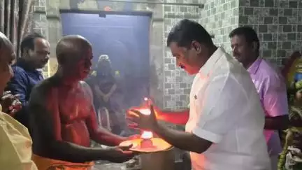 விளாத்திகுளம்: துளசி பட்டி அருள்மிகு ஸ்ரீ காளியம்மன் கோவிலில் கொடை விழாவை முன்னிட்டு சட்டமன்ற உறுப்பினர் சிறப்பு சாமி தரிசனம் செய்தார்