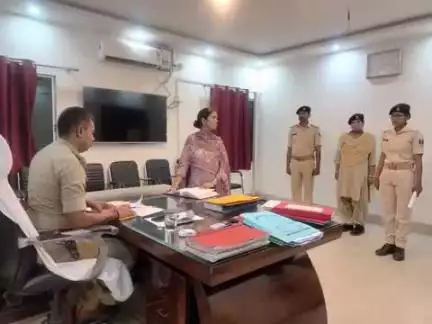 आज दिनांक-27.05.25 को पुलिस अधीक्षक, कटिहार द्वारा लाइन डे के दिन पुलिस केंद्र कटिहार का निरीक्षण किया गया एवं पुलिसकर्मियों की विभिन्न समस्याओं को सुनकर समाधान हेतु उचित दिशा-निर्देश दिया गया I