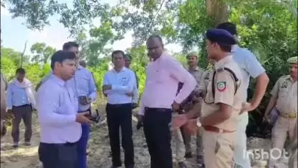 नौतनवा: बरसात को देखते हुए डीएम ने महाव नाले का किया निरीक्षण