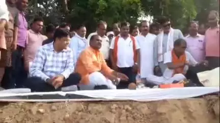 बिसवां: बिसवां में शारदा सहायक नहर पर जर्जर 2 पुलों के नवनिर्माण हेतु विधायक ने विधिवत पूजा अर्चना कर किया नींव पूजन
