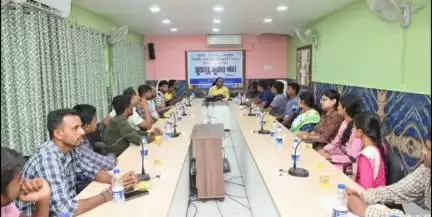 আমতা ১: আমতাতে বিশিষ্ট পরিবেশ কর্মী বন্ধুদের নিয়ে বিশেষ গুরুত্বপূর্ণ বৈঠক উপস্থিত বিধায়ক