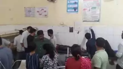 महोली: महोली में सड़क पर तेज रफ्तार बाइक अनियंत्रित होकर डिवाइडर से टकराई, एक व्यक्ति गंभीर रूप से घायल