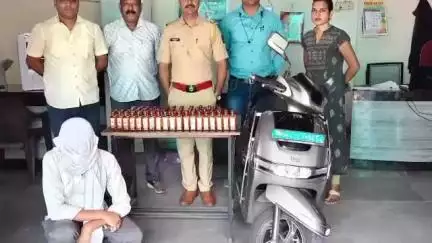 कामठी: बस स्टॅन्ड चौक परिसरात  दुचाकी ने दारूची तस्करी करणाऱ्या आरोपीला करण्यात आली रंगेहात अटक